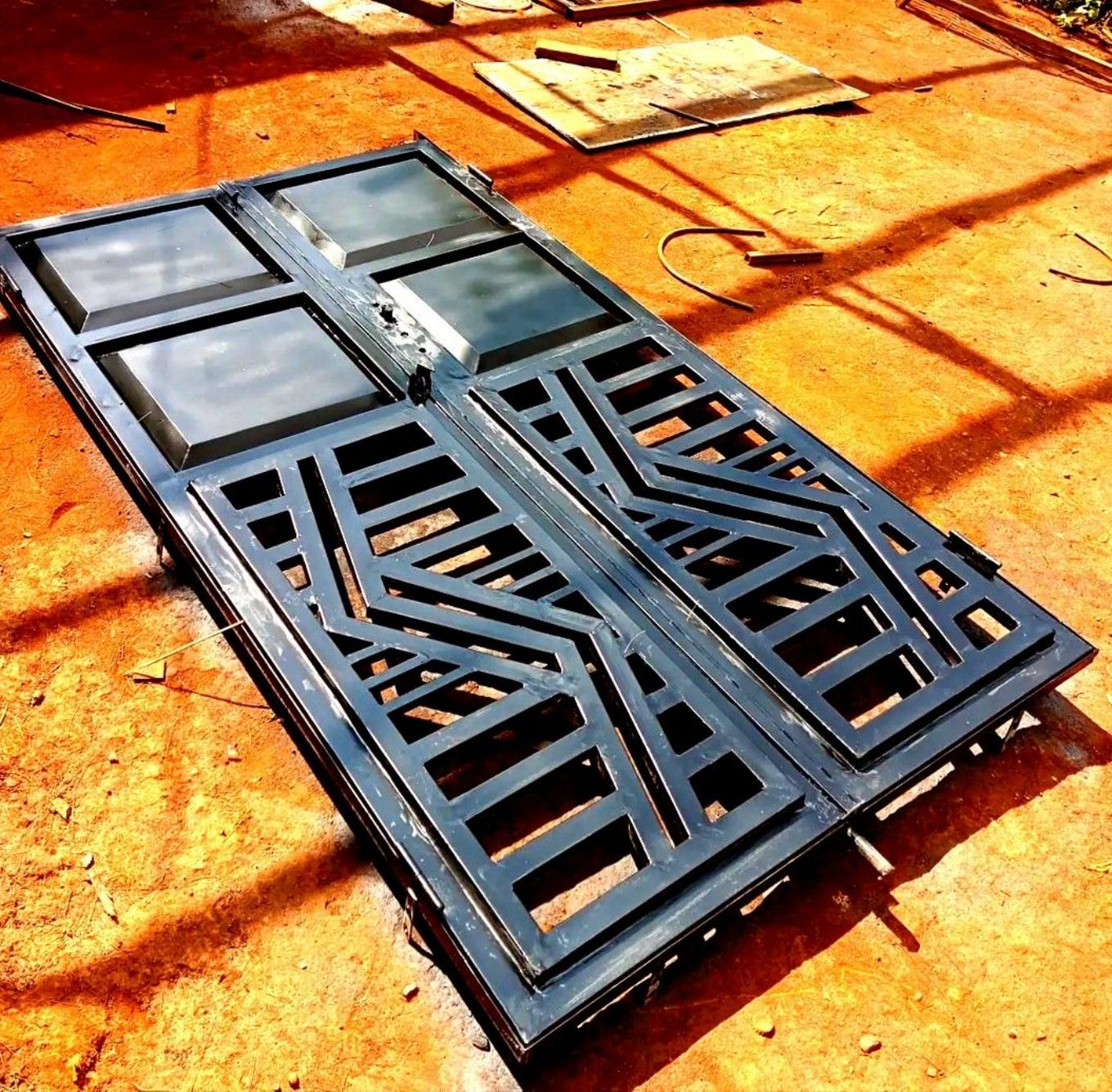 Portes métalliques fabriquées en atelier